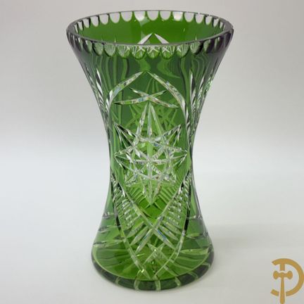 Grüne, handgeschliffene Kristallvase mit Sternschl