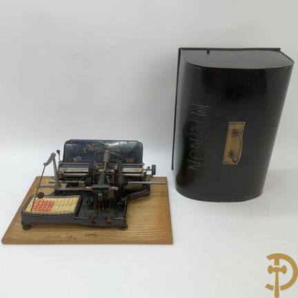 Macchina da scrivere d'epoca AEG Mignon nella sua 