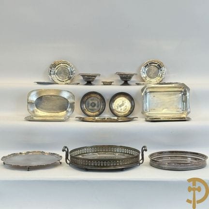 Set aus verzierten, versilberten Servierplatten, e