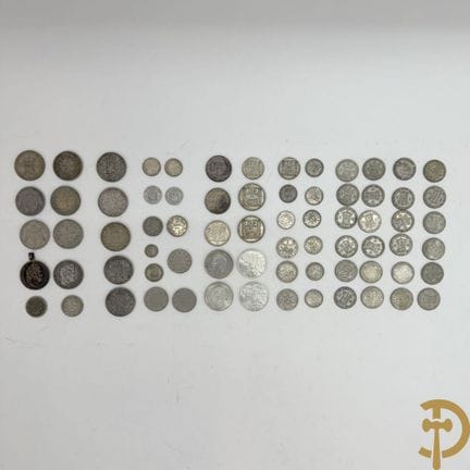 Serie von Münzen aus massivem Silber, darunter alt