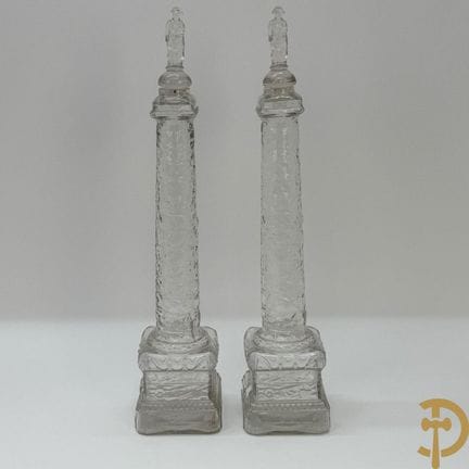 Ein Paar Glasleuchter in Form der Säule auf der Pl