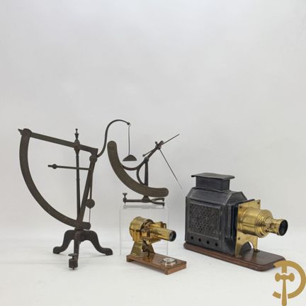Due proiettori d'epoca del XIX secolo + 2 bilance 