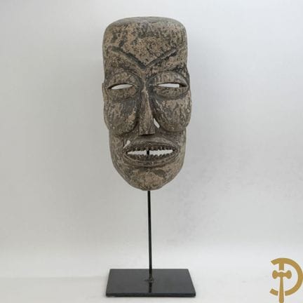 Máscara africana con mejillas redondeadas, tribu S