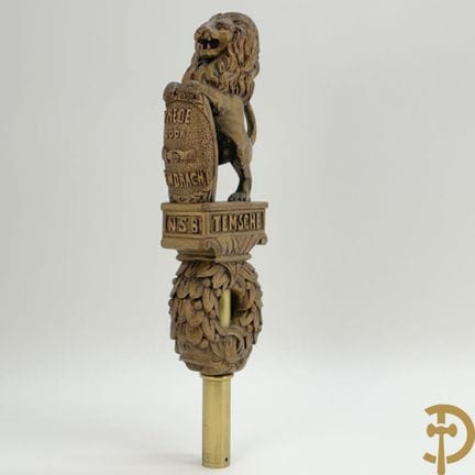 Punta di bandiera scolpita nel legno con il leone 