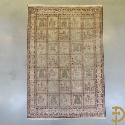 Orientalischer, handgeknüpfter Teppich mit quadrat