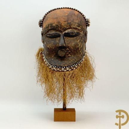 Máscara africana con pinturas simbólicas, cuentas 