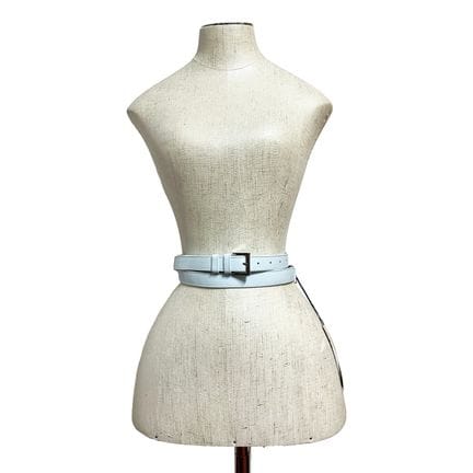 Maison Ullens
Gürtel aus blauem Lammleder.
Silberf