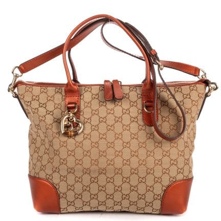Gucci
“Heart Bit”单肩包，采用米色“Monogram”帆布与橙棕色虹彩皮革制成。
金