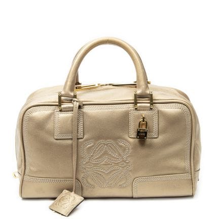 Loewe
Bolso «Amazona» de piel de becerro dorada. 
