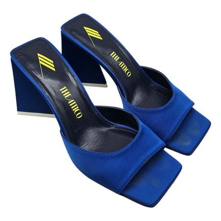 The Attico
Sandalen „Devon“ aus Satin und blauem L