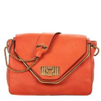 Chloé
橙色小牛皮“Sally”单肩包。
金色五金件。
附有序列号。
尺寸：28 x 19 x 