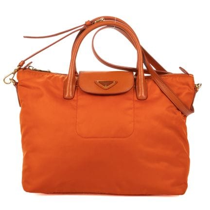 普拉达
橙色尼龙帆布“Shopping Tote”单肩包。
金色五金件。
配有肩带。
有防伪编号。
