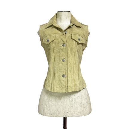 Levi’s
Beigefarbene, ärmellose Wildlederjacke.
Ver