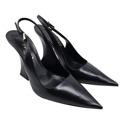 Prada 
Sandales en cuir d’agneau glacé noir.
Taill
