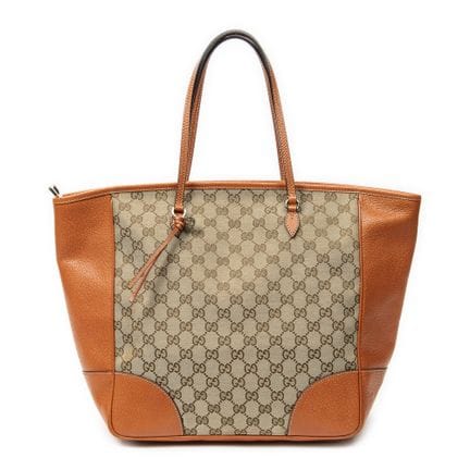 Gucci
“Bree Tote”单肩包，采用米色“Monogram”帆布与橙色皮革制成。
金色五金