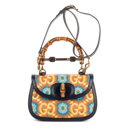 Gucci
“Kaléidoscope Bamboo”手袋，采用海军蓝与多彩“GG”涂层帆布制成。
