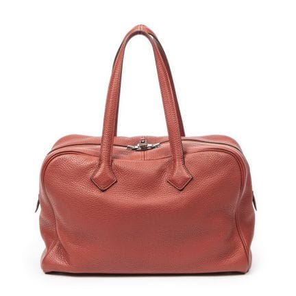 Hermès
Umhängetasche „Victoria“ aus rotem „Clémenc