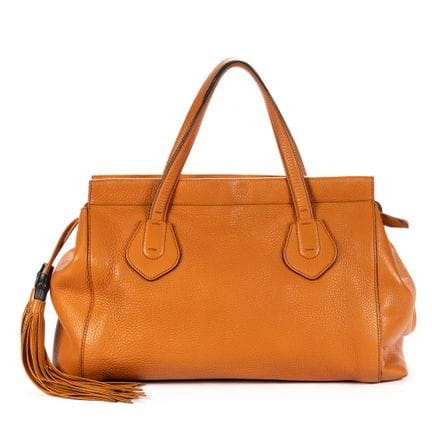 Gucci
橙色粒面小牛皮“Lady Tassel Tote”单肩包。
金色五金件。
附有序列号。
