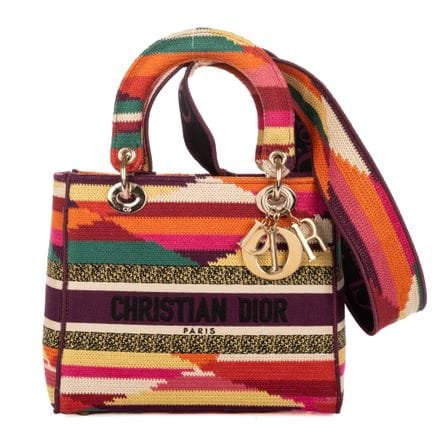 克里斯汀·迪奥
限量版
2020
“Lady Dior”多色帆布单肩包。
金色五金件。
附原装肩带、