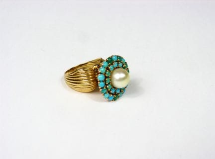 ANILLO de oro amarillo de 750 ‰ con una perla de c