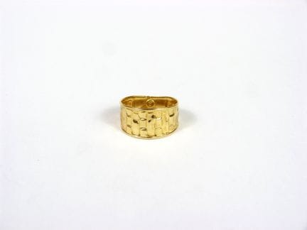 ANILLO de oro amarillo 750/°° con acabado arrugado