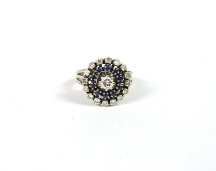 ANILLO de oro blanco 750/°° con doble engaste. En 