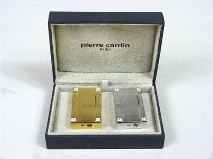 Pierre CARDIN -  Coffret de deux BRIQUETS, l'un en