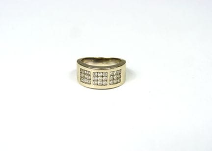 ANILLO de oro blanco de 750 ‰ con un pavé compuest