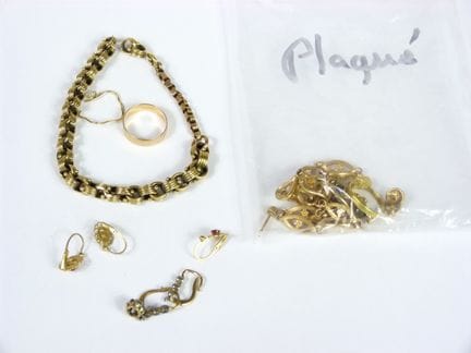Lote de JOYAS compuesto por: alianza, un par de pe