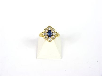 ANILLO de oro amarillo 750/°°, con borde de zafiro