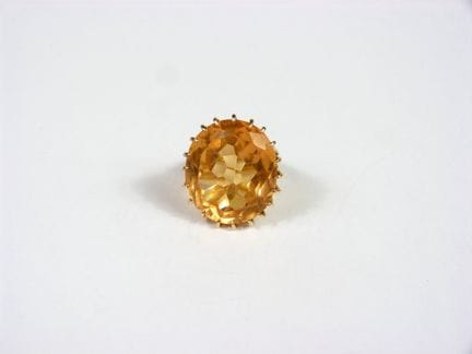 ANILLO de oro amarillo 750/°° con una imponente to