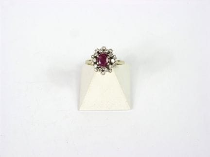 ANILLO de oro blanco 750/°°, con un engaste de rub