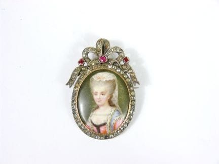 BROCHE con montura de plata adornada con un retrat