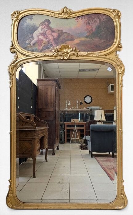 TRUMEAU à encadrement en bois et stuc doré à décor