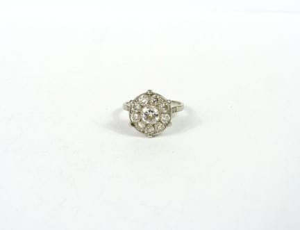 ANILLO de platino con montura de diamantes; en el 