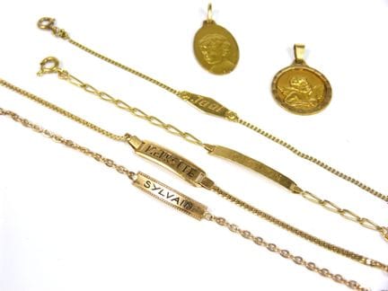 Varias piezas de joyería, entre las que se incluye