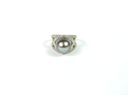 ANILLO con perla y diamantes. En el centro, una pe