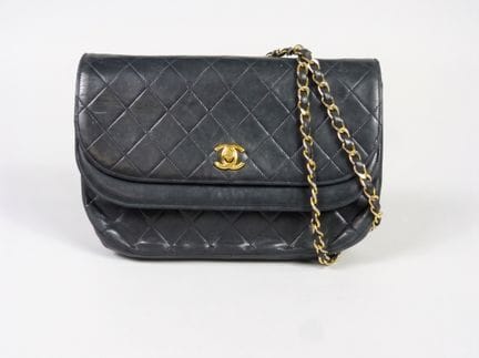 CHANEL- SAC porté épaule modèle "Diana", à rabat e