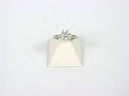 ANILLO SOLITARIO de oro blanco 750/°° con un óxido