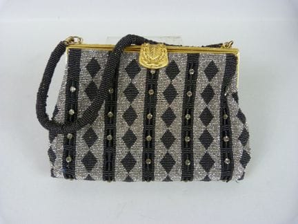 MINAUDIÈRE à anse en perles noires et grises en fr