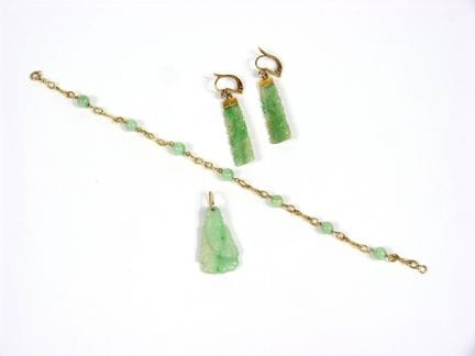 LOTE compuesto por oro amarillo de 585‰ y jade, qu