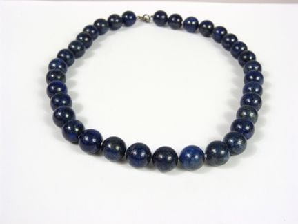 Collar tipo choker compuesto por 34 cuentas de lap