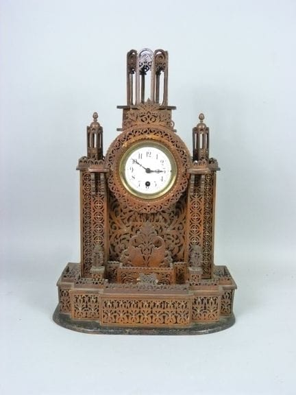 Bedeutende Uhr aus geschnitztem Holz in Form eines