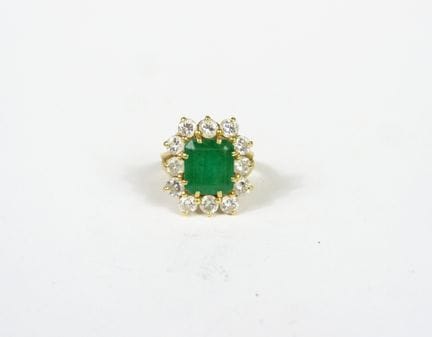ANILLO de oro amarillo 750/°°, con un engaste de e