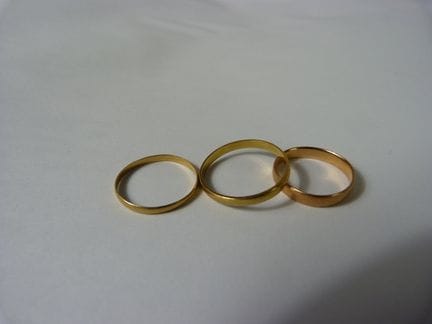 Alianza de tres piezas en oro amarillo de 750/°°°.