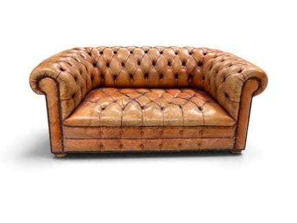 CANAPÉ dit "Chesterfield" à deux places en cuir ma