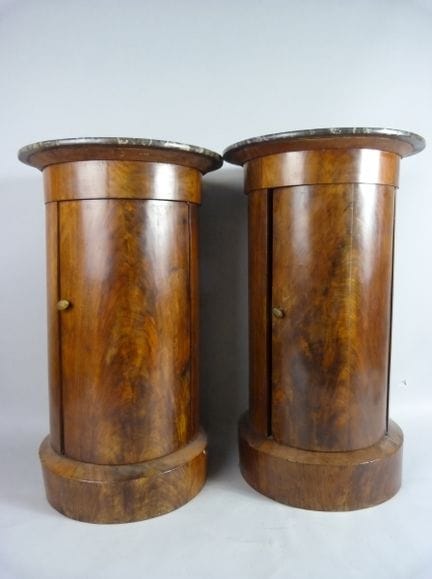 Par de SOMNOS sobre zócalo de caoba y chapa de cao