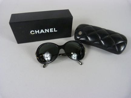 CHANEL -  Paire de LUNETTES de SOLEIL , les branch