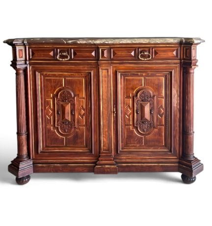 Niedriges Sideboard mit Zierfeldern aus geschnitzt