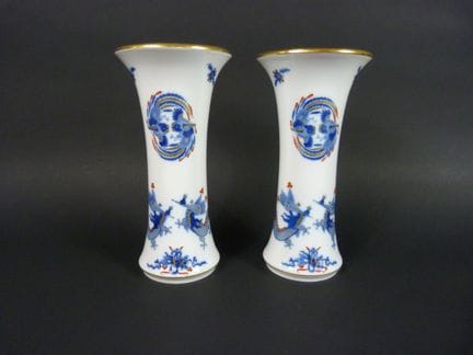 SAXE - Par de jarrones cónicos de porcelana con de